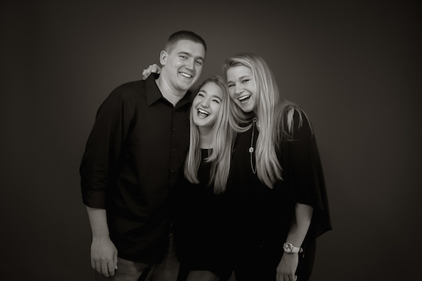 SURPRISE FAMILY PHOTO  – photographer in columbus family portrait